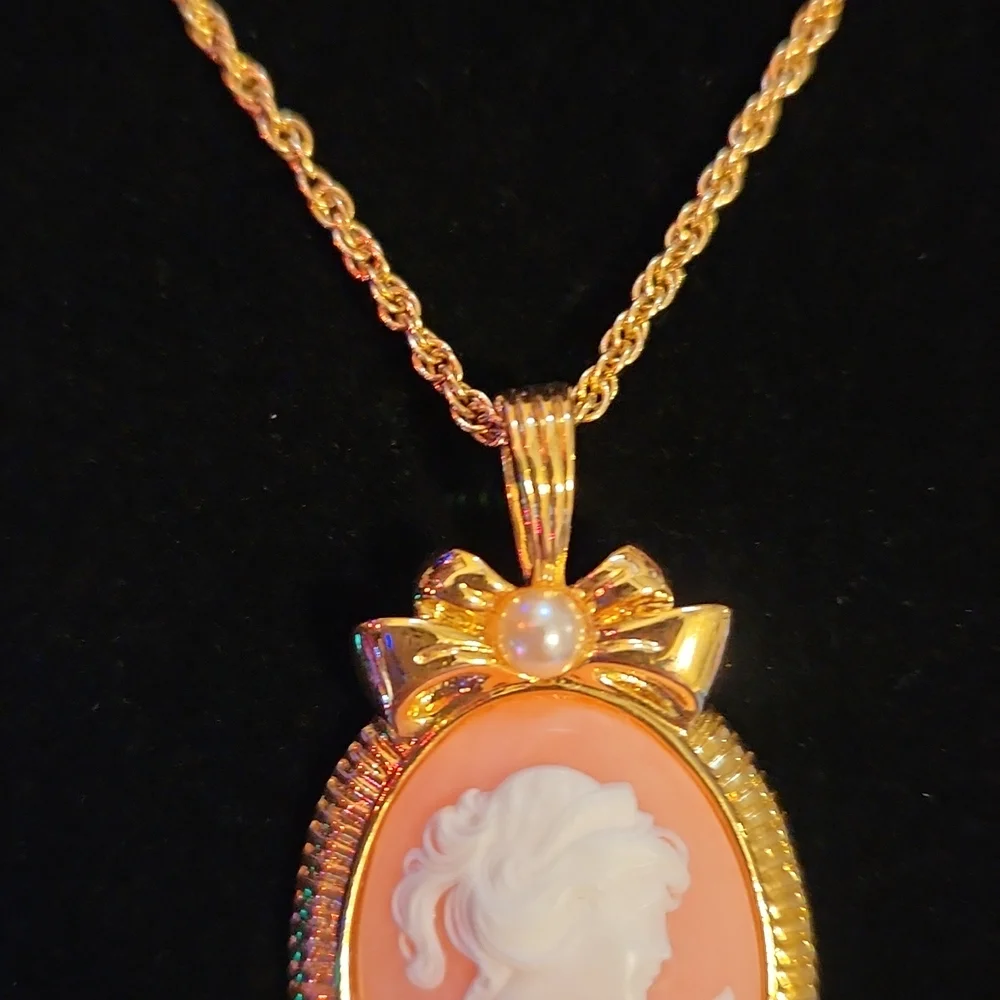 Vintage, Avon, Faux Pearl Cameo Necklace - Picture 4 of 7